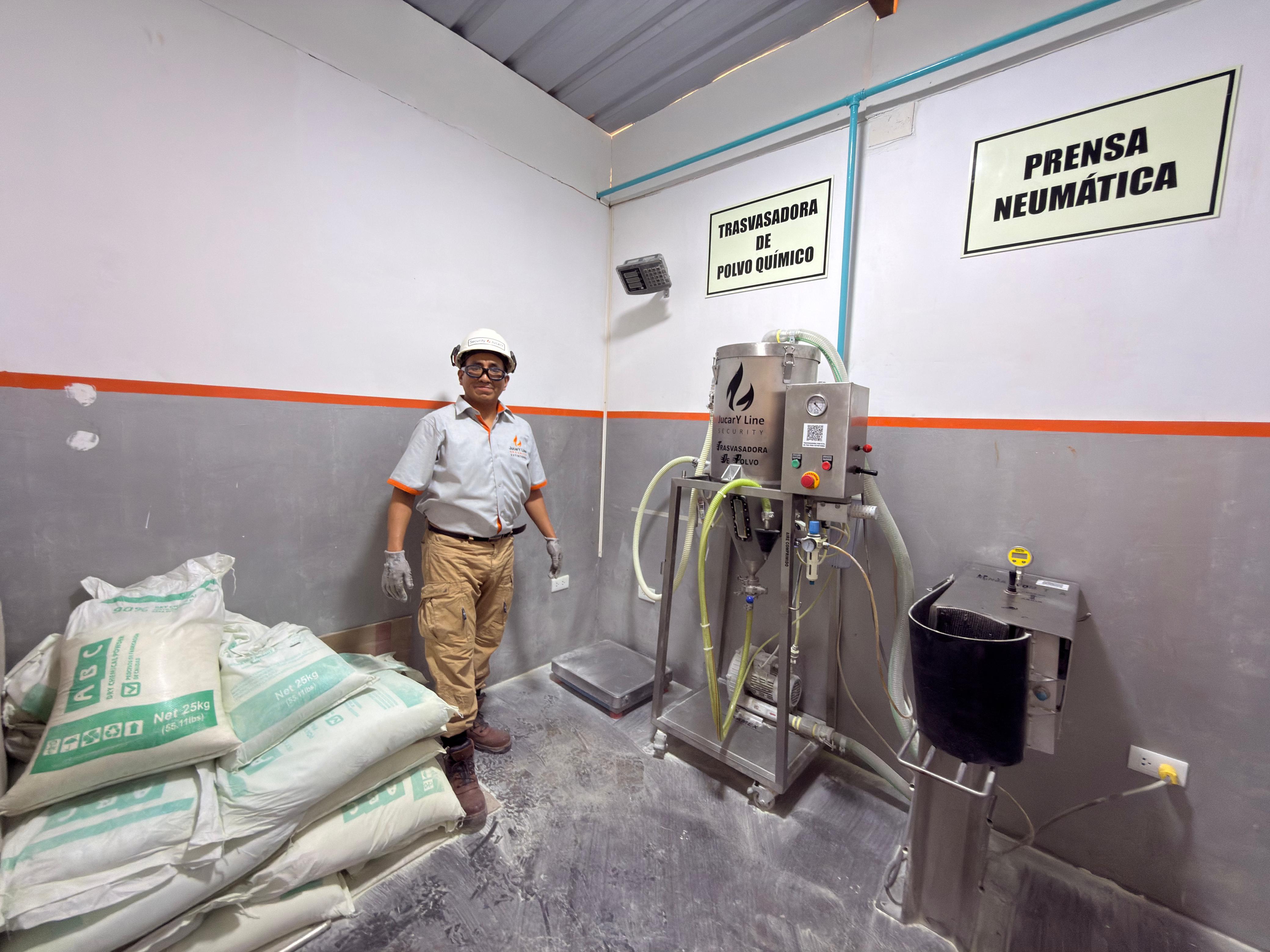 Trasvasadora de polvo quimico automatizado y succionador